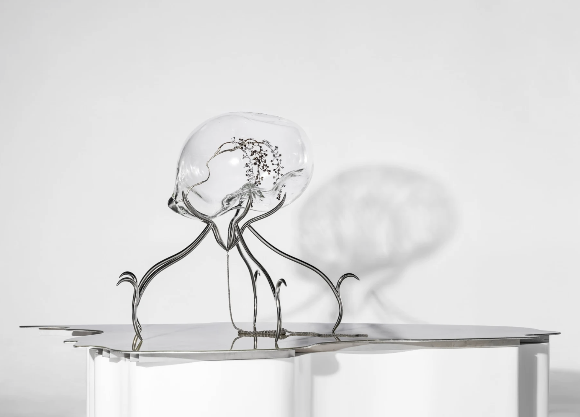 Nudi Hallucination #1, 2022. glass, silver, aluminum, stainless steel, surgical chain, resin, pigment. 120 × 200 × 90(h) cm. Copyright © 2024 WOOSON GALLERY.