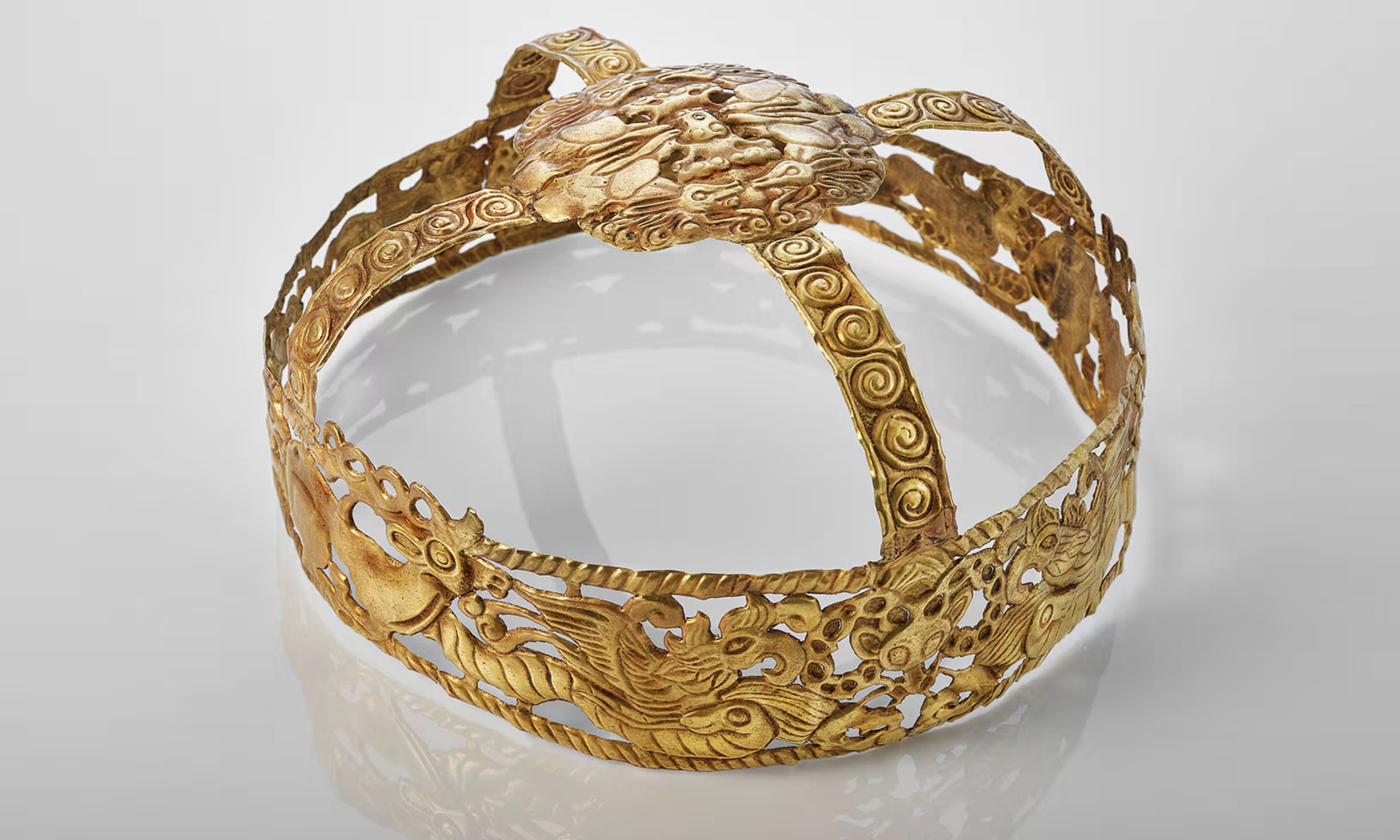 © Picspark Co A gold headdress ornament, 4th to 3rd century BCE, Courtesy of the Mengdiexuan Collection